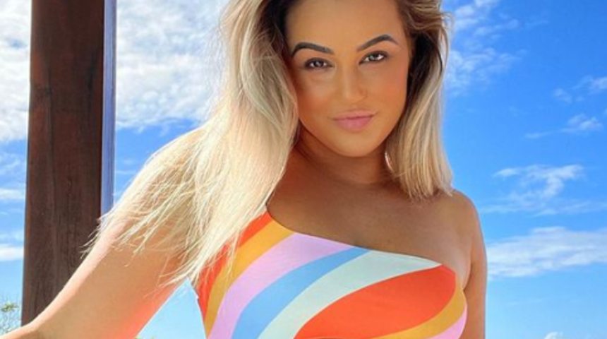 Sosyal medya fenomeni Karina Irby, "Bütün bedenler mükemmel" dedi, iç çamaşırıyla poz verdi