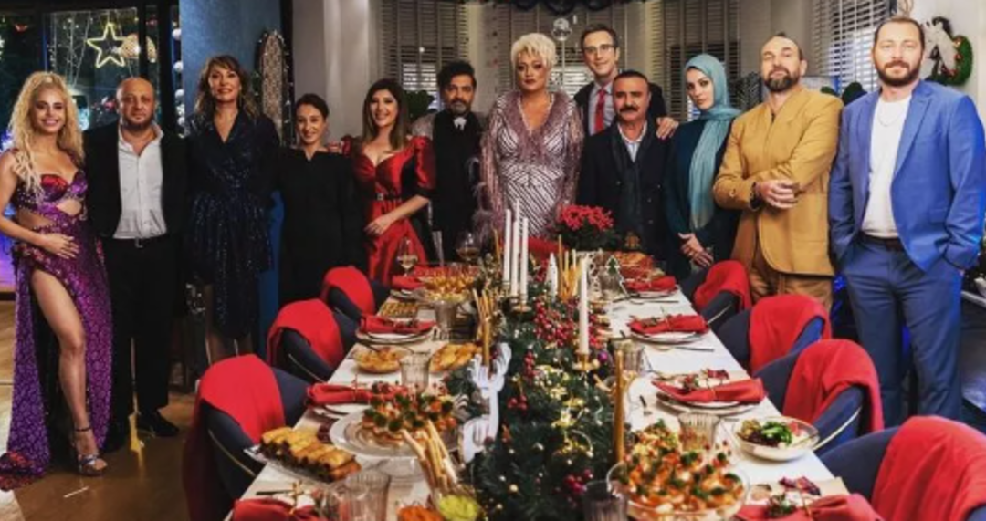 G&uuml;lse Birsel&rsquo;in yeni filmi Yılbaşı Gecesi&rsquo;nin teaserı geldi! Oyuncu kadrosu resmen g&ouml;z doldurdu