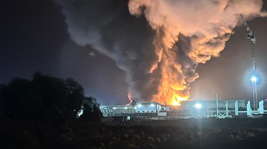 Adana'da kimya fabrikasında yangın! Patlama ve zehirlenme ihtimalini karşı bölge kapatıldı