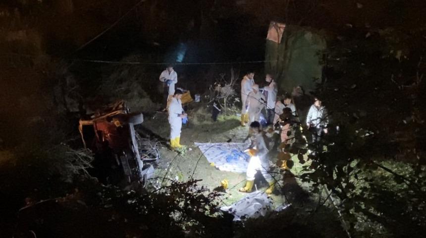 Ağa&ccedil;lık alana u&ccedil;an otomobil alev alev yandı: 1&rsquo;i polis 2 kişi hayatını kaybetti