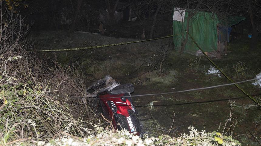 Eyüpsultan'da devrilen otomobilde bulunan iki kişi hayatını kaybetti