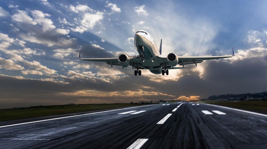 Havada korku dolu anlar! Kabin görevlisi uçuşun ortasında fenalaşınca pilot acil iniş yaptı... Yolcular büyük panik yaşadı