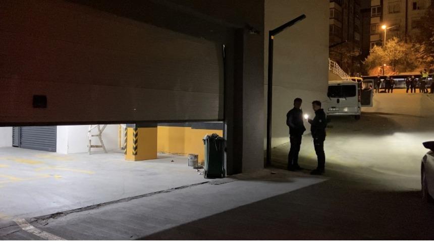 Bah&ccedil;elievler&rsquo;de marketin deposunu soymaya &ccedil;alışan hırsızları polis ekipleri su&ccedil;&uuml;st&uuml; yakaladı