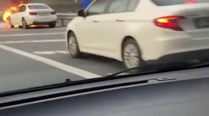 Lüks araç trafikte alev alev yandı