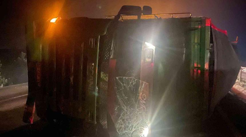 Kamyonun devrilmesi sonucu sürücü yaralandı