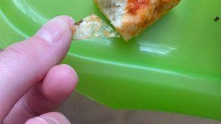 Dondurulmuş pizzadan plastik bant çıktı! “Nefes alamayınca oğlum morarmaya başladı”