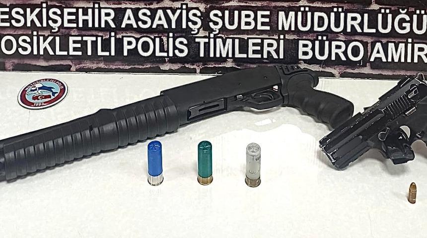 Şüpheli şahıslardan tabanca ve pompalı tüfek ele geçirildi