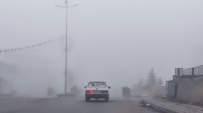 Çekerek’te sis nedeniyle görüş mesafesi 15 metreye düştü
