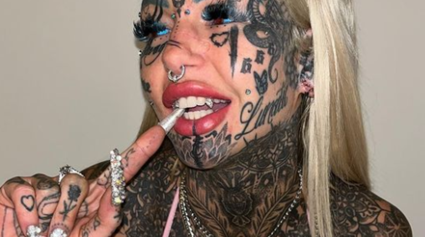 Bunu hep yapıyor! Dövme modeli Amber Luke çırılçıplak soyundu... Yere uzanıp göğüslerini elleriyle kapattı