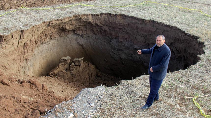 Sivas'ta bir tarlada obruk oluştu