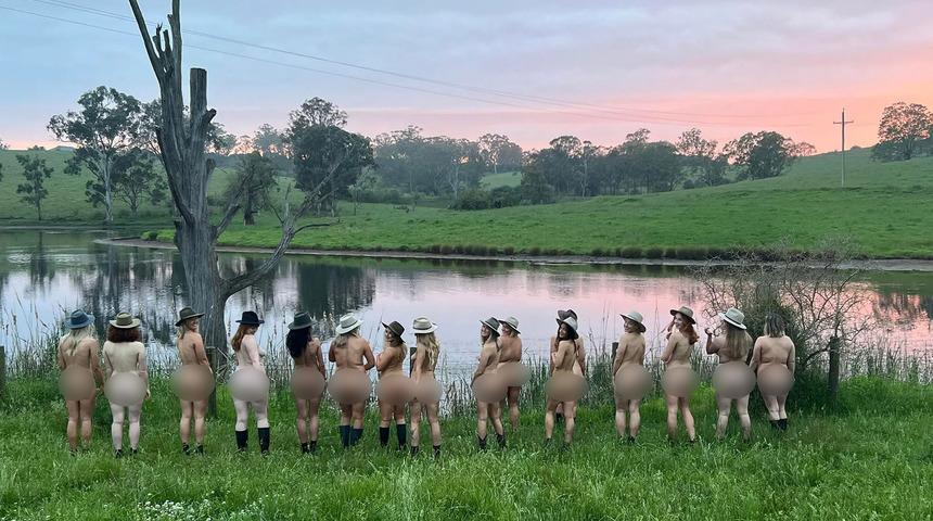 Sadece şapka ve çizmeleriyle çırılçıplak poz verdiler! ''İyi bir amaç için...''