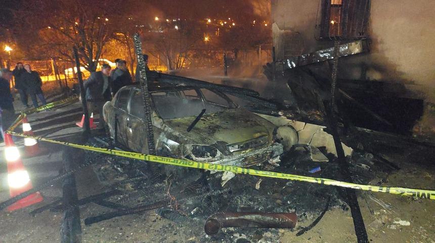 Kırıkkale'de park halindeyken yanan otomobil kullanılamaz hale geldi