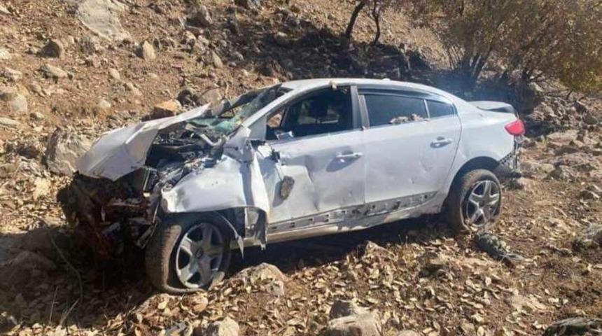 Baba ile oğlu hurdaya d&ouml;nen ara&ccedil;tan sağ &ccedil;ıktı