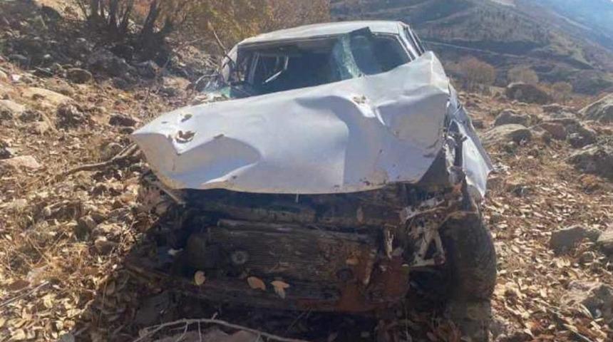 Baba ile oğlu hurdaya dönen araçtan sağ çıktı