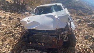 Baba ile oğlu hurdaya dönen araçtan sağ çıktı