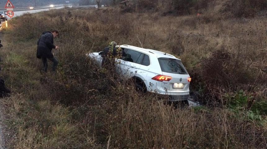 Şarampole devrilen otomobilde sıkışan sürücü yaralandı