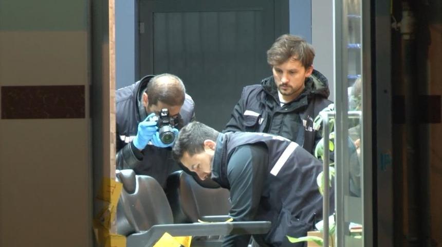 Beylikdüzü’nde erkek kuaförü kurşun yağmuruna tutuldu! Eşyaları siper ettiler