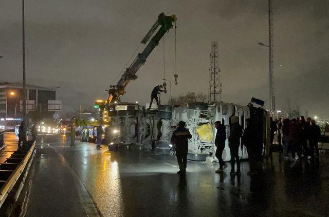 Bağcılar'da hafriyat kamyonunun devrildiği cadde trafiğe kapatıldı