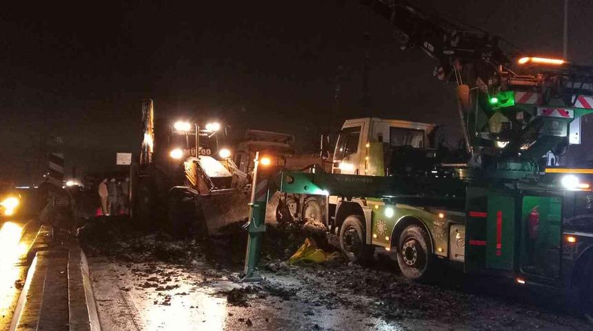 Hafriyat kamyonu devrildi! Cadde trafiğe kapatıldı