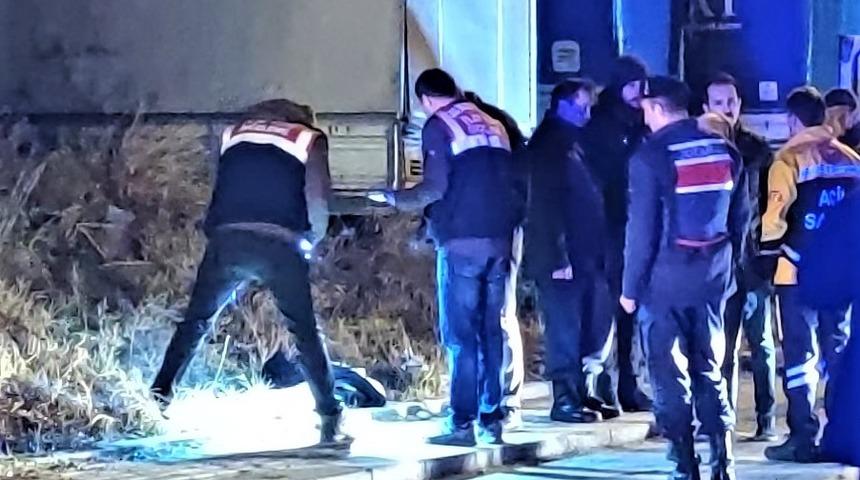 Saçından sürüklediği karısını başını keserek öldürdü