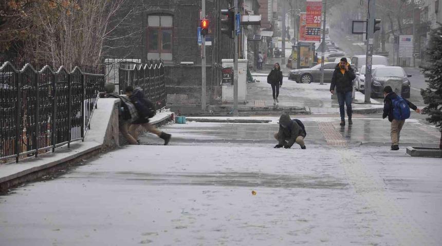 Kars&rsquo;a mevsimin ilk karı yağdı