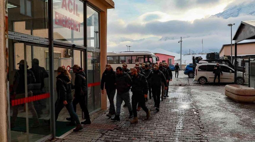 Hakkari&rsquo;de g&ouml;zaltına alınan 16 kişi adliyeye sevk edildi