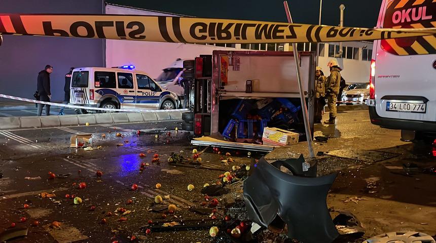 Kartal'da kamyonet ve minibüsün çarpıştığı kazada 1 kişi öldü