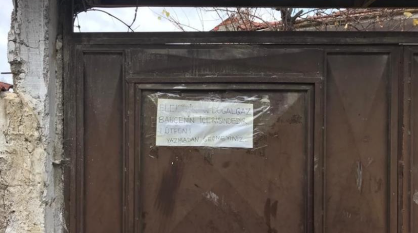  Çareyi not asmakta buldu! Her gelen görevli bu eve uğramadan pas geçiyor