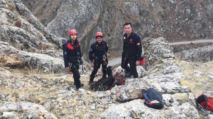 Kayseri'de uçurumda mahsur kalan keçi kurtarıldı