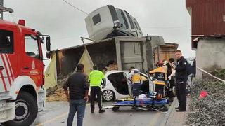 İstanbul'da feci kaza! Hafriyat kamyonu otomobilin üstüne devrildi
