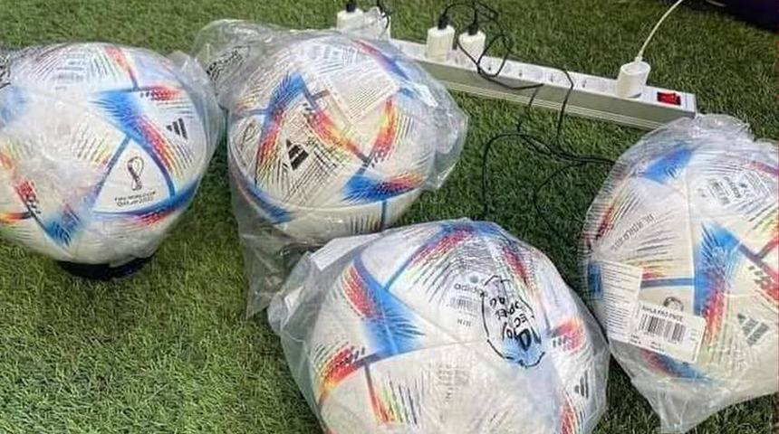 Görenleri hayrete düşüren fotoğraf! Dünya Kupası toplarını şarj ediyorlar