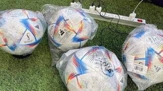 Görenleri hayrete düşüren fotoğraf! Dünya Kupası toplarını şarj ediyorlar