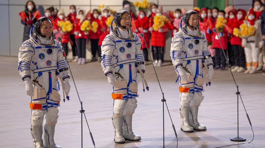Çin'in taykonotları tarihi görevde! Uzay istasyonuna kenetlenen Şıncou-15 ile hedefe ulaştılar