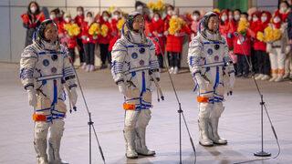 Çin'in taykonotları tarihi görevde! Uzay istasyonuna kenetlenen Şıncou-15 ile hedefe ulaştılar