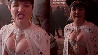 Gonca Vuslateri 'dansöz' oldu! Göğüs dekoltesi dikkat çekti