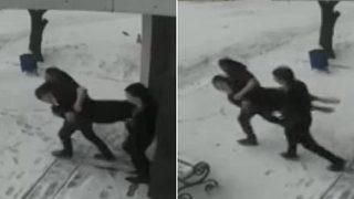 Güpegündüz kız kaçırdılar! Evlilik teklifini reddeden genç kadını kucaklayıp götürdü