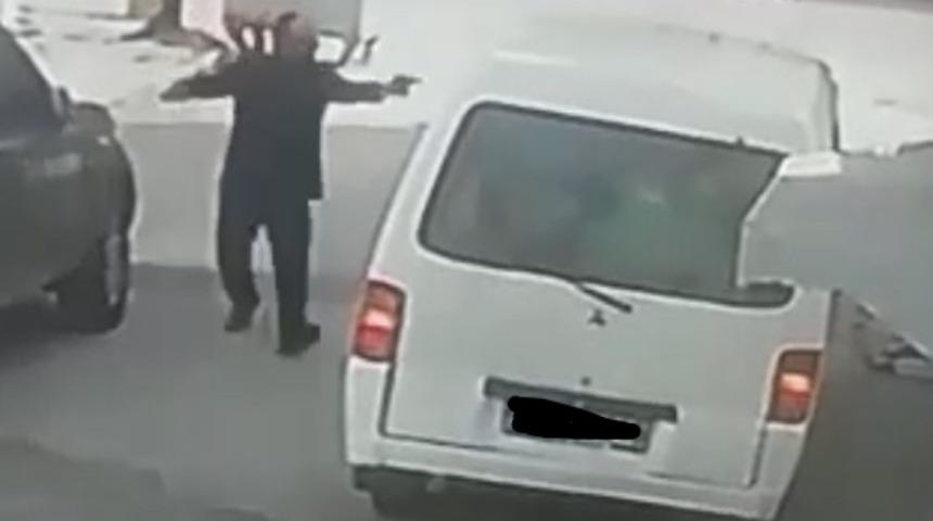  8 yıllık husumetin ardından işlenen cinayetin görüntüleri kan dondurdu! Aracından inememiş