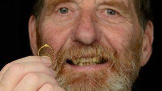 Metal dedektörüyle arama yapan emekli adam çamura saplanmış halde yüzük buldu! Değeri akıllara durgunluk verdi