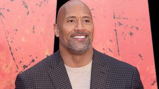 Dwayne Johnson'dan çocukken çikolata aşırdığı dükkanı ziyaret etti! 