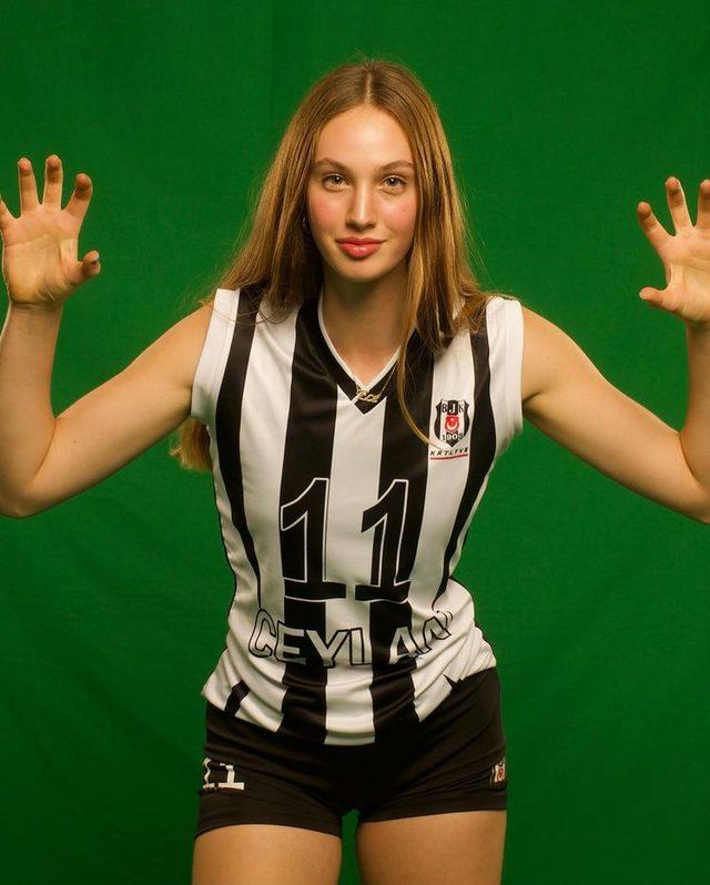 Beşiktaşlı voleybolcu Ece Hıtayca güzelliğiyle büyüledi! 18 yaşındaki yıldızın pozlarına yorum yağdı