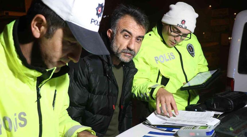 Alkollü olduğu tespit edildi! Gazetecilere ölüm tehdidinde bulundu... Arabayı almak için gelen oğlu da alkollü çıktı