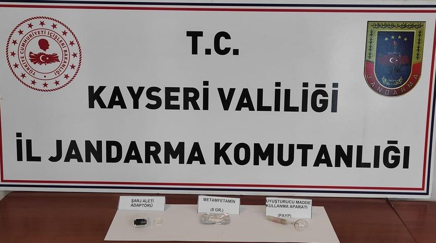 Kayseri'de cep telefonu şarj aletine uyuşturucu gizleyen kişi yakalandı