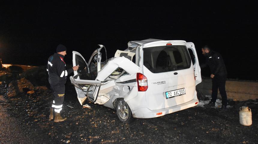 Hakkari'de dağdan kopan kaya parçalarının üzerine düştüğü araçtaki iki kişi yaralandı