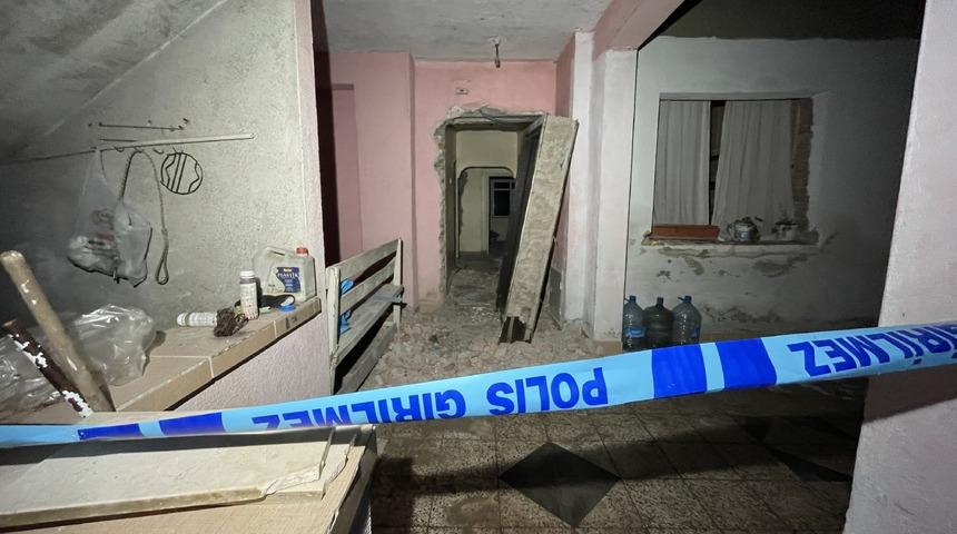 Üzerine demir kapı devrilen kişi öldü