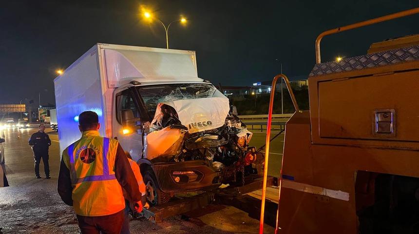 Kocaeli'de tıra çarpan kamyonetin sürücüsü yaralandı