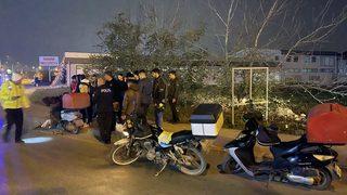 Sakarya'da ters yöne giren aracın çarptığı motosikletli kurye yaralandı