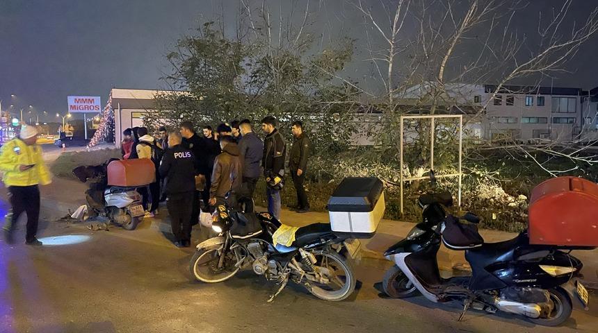 Sakarya'da ters yöne giren aracın çarptığı motosikletli kurye yaralandı