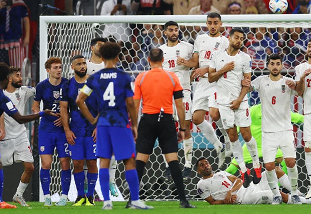 İran milli takımının elenmesini kutlayan bir kişi, başından vurularak &ouml;ld&uuml;r&uuml;ld&uuml;!