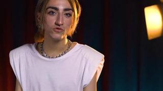 Cinsiyet değiştiren ve onlarca estetik yaptıran Mika Can Raun Photoshop'a ihtiyacım yok diyerek göğüslerini sergileyince...