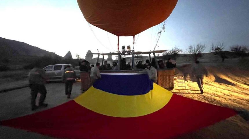 Kapadokya’da sıcak hava balonları Romanya bayrağıyla havalandı